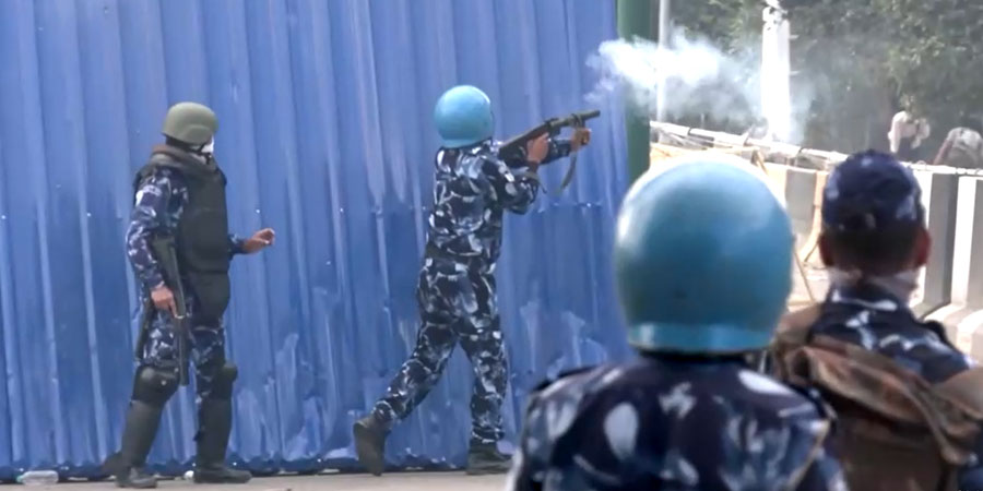 အင်ဖာမြို့တွင် ဆန္ဒပြသူများကို ရဲတပ်ဖွဲ့က မျက်ရည်ယိုဗုံးပစ်ခတ် လူစုခွဲ