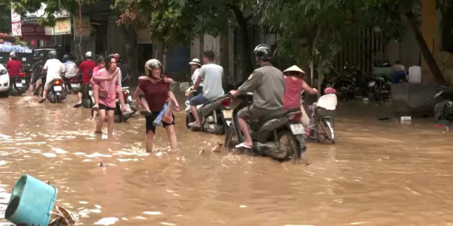 ယာဂီမုန်တိုင်းဒဏ်သင့် ဗီယက်နမ်တွင် ရေပြန်ကျပြီး သန့်ရှင်းရေးလုပ်
