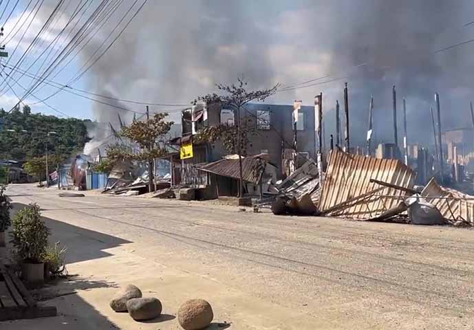 ဖားကန့်တွင် စစ်တပ်က လေယာဉ်ဖြင့်ဗုံးကြဲသဖြင့် လူနေအိမ်နှင့် ဈေးဆိုင်များ မီးလောင်ပြာကျ