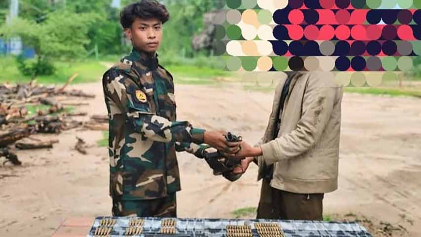 ဟားခါးက ဒုရဲအုပ် ၁ ဦးနှင့် ကမ္မမြို့က ရဲတပ်သား ၁ ဦး လက်နက်ခဲယမ်းများနှင့် အလင်းဝင်