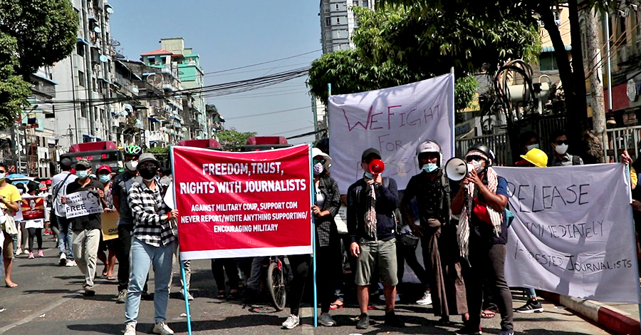 မြန်မာပြည်တွင်းက မီဒီယာများနှင့် သတင်းသမားများ ရပ်တည်ရ ခက်ခဲလာ