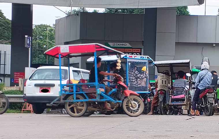ရန်ကုန်တွင် အမိုးတပ် ဘေးတွဲဆိုင်ကယ်များကို ဖမ်းဆီးငွေညှစ်