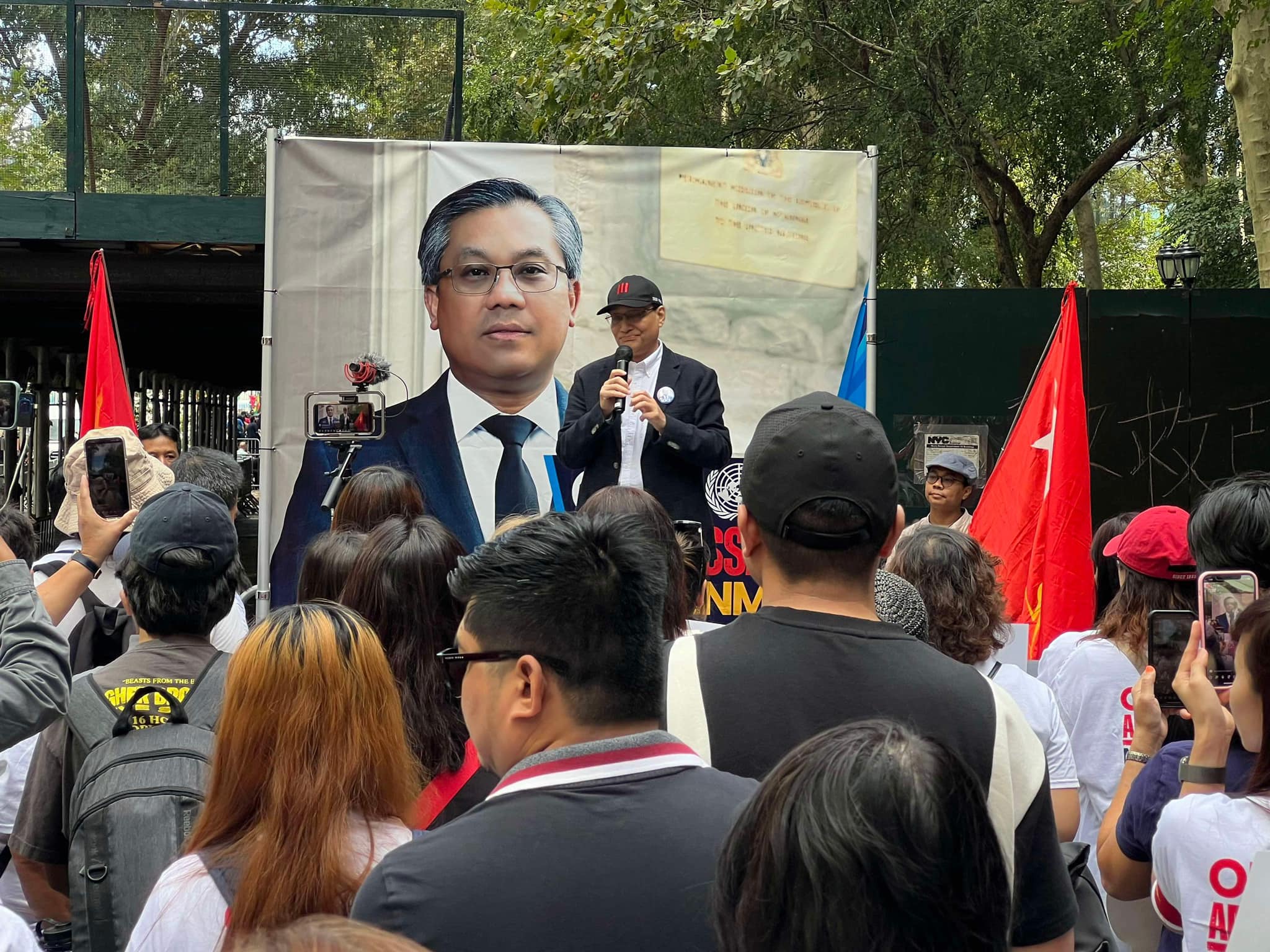 သံအမတ်ကြီး ဦးကျော်မိုးထွန်းကို ကုလသမဂ္ဂတွင် ဆက်လက်တာဝန်ပေးရေး နယူးယောက်၌ ဆန္ဒပြ (ဓာတ်ပုံ) 