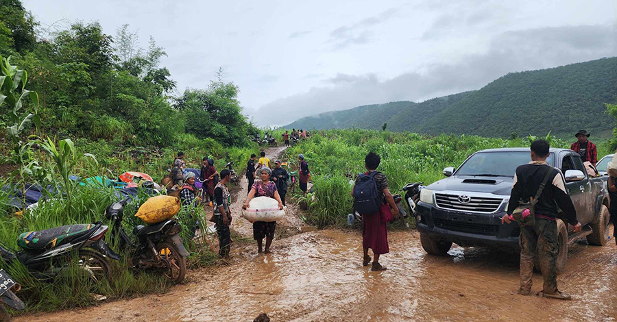 ရေဘေးသင့် ကရင်နီဒေသ၌ တိုက်ပွဲဖြစ်၊ စစ်တပ်က ဗုံးကြဲသဖြင့် ဘောလုံးကစားနေသည့် ကလေးများ ထိမှန် 