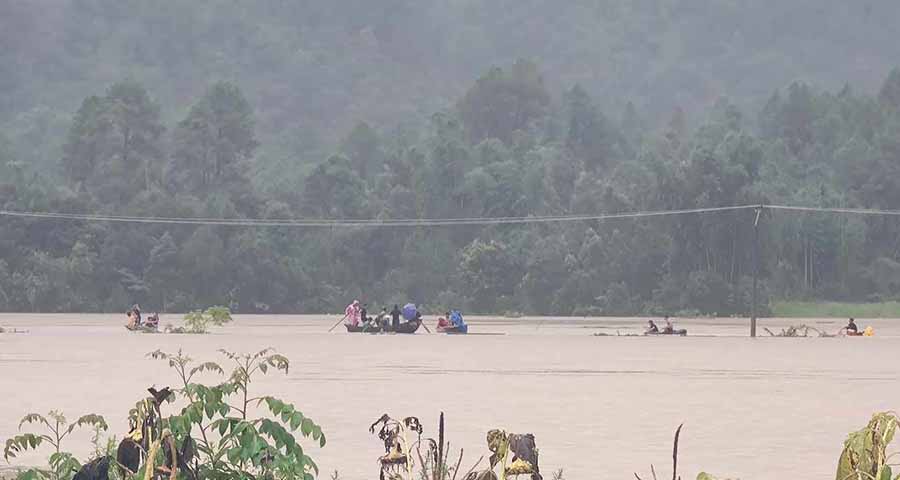 “မနက်ကျတော့ တဲက မြေကြီးအောက် ရောက်နေပြီ” - စစ်ရှောင်အမျိုးသမီးတဦး