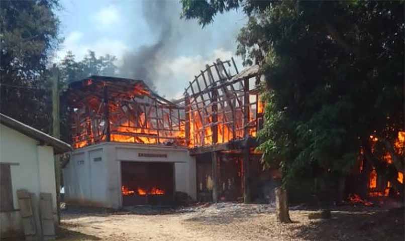 စစ်ကောင်စီသင်္ဘောပေါ်မှ လက်နက်ကြီးဖြင့်ပစ်ခတ်မှုကြောင့် ကသာပြည်သူ ၁ ဦး ဒဏ်ရာရပြီး နေအိမ် ၃ လုံး ပျက်စီး