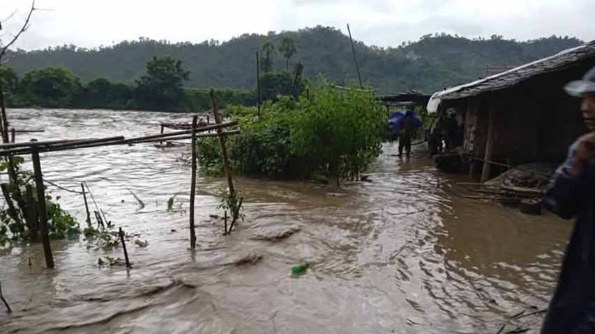 ဆောမြို့နယ်၌ စစ်ရှောင်သားအမိ ၂ ဦး ရေထဲမျောပါ၊ ကနီတွင် ချောင်းရေတိုက်စားပြီး ကမ်းပြို