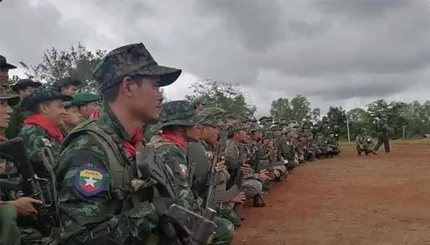 ဆီဆိုင်၌ အသက် ၄၅ နှစ်အထက် ပြည်သူများကို စစ်သင်တန်း တက်ခိုင်း