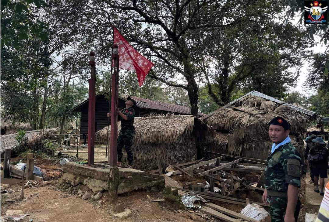 တနင်္သာရီက နှစ် ၄၀ ကျော်တပ်စွဲထားသည့် တပ်စခန်း ပိတ်ဆို့တိုက်ခံရပြီး စစ်ကောင်စီတပ်သားများ ထွက်ပြေး