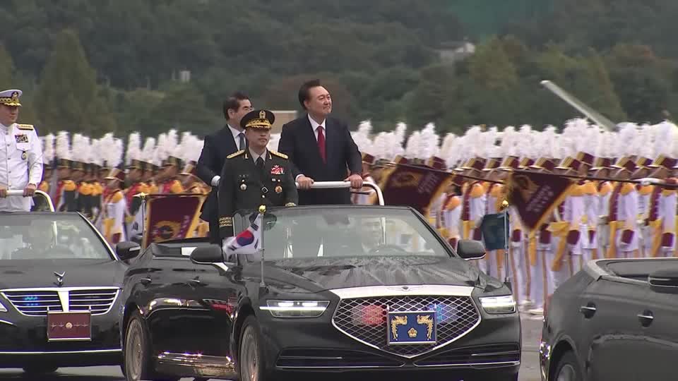 တောင်ကိုရီးယား တပ်မတော်နေ့တွင် ပဲ့ထိန်းဒုံးကျည်သစ်နှင့် ဗုံးကြဲလေယာဉ်ထုတ်ပြ  