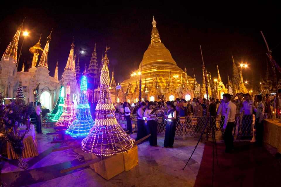 သီတင္းကၽြတ္လျပည့္ ေရႊတိဂုံဘုရားေပၚက ဆီးမီး ၁၀၀၀