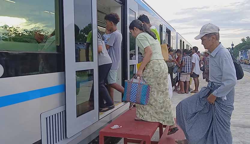 စပိန်ရထားတွဲသစ်များဖြင့် ရန်ကုန် - ပဲခူး ပြေးဆွဲ၊ ခရီးသည်များ အတက်အဆင်း အဆင်မပြေ 
