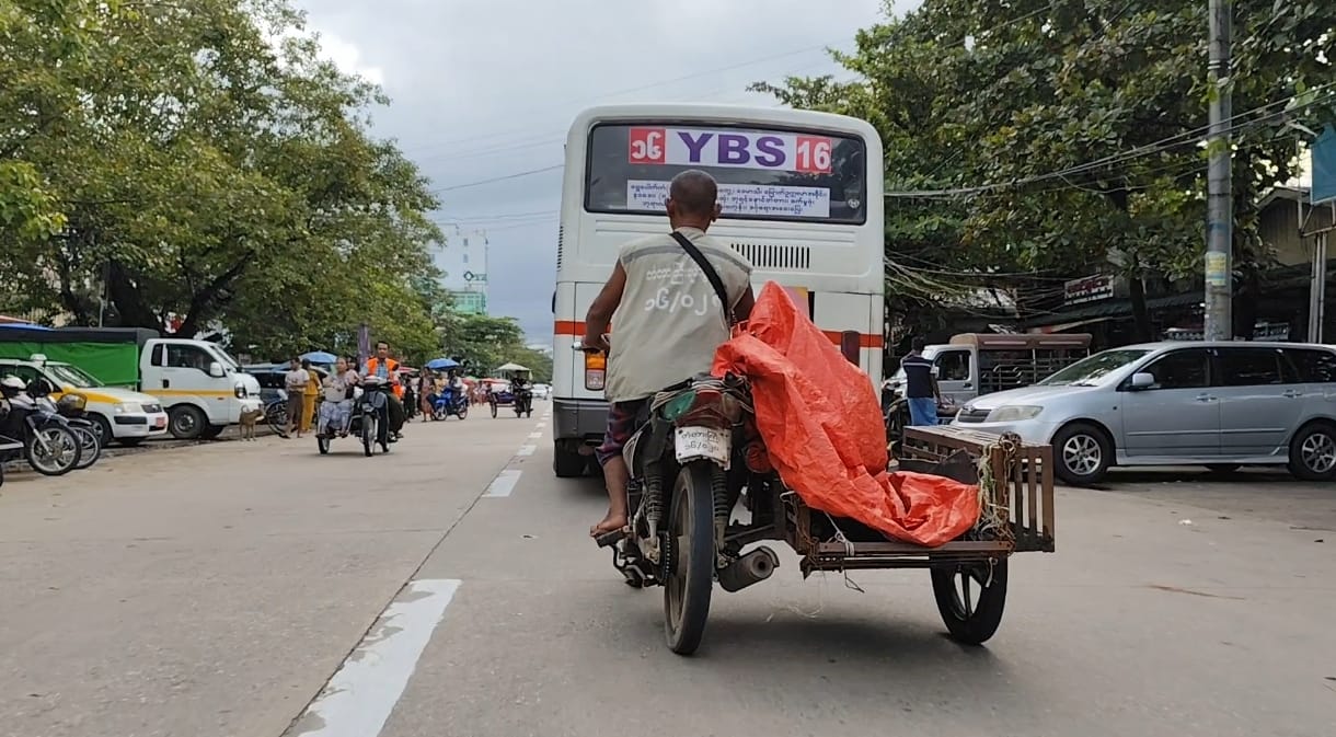 ရန်ကုန်တွင် ထီးတပ် ဘေးတွဲဆိုင်ကယ်‌များကို ဖမ်းဆီး ငွေညှစ်နေ