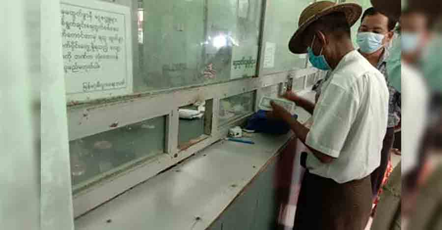 ဧရာဝတီတိုင်းက ဖိအားပေး စုဆောင်းခံရသူ စစ်မှုထမ်းများ လစာအပြည့်မရ