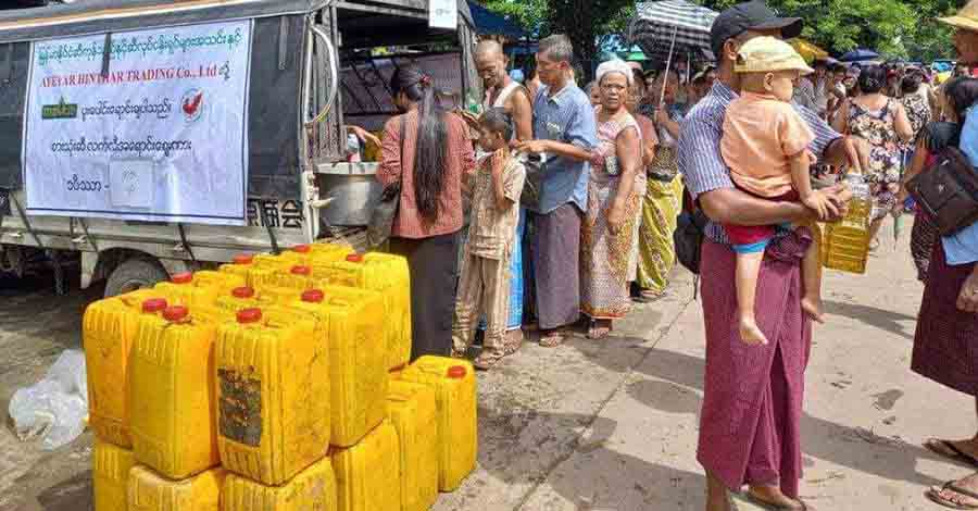 ရန်ကုန်တွင် စားအုန်းဆီကို လက်သိပ်ထိုးရောင်းချမှုများ ရှိနေ