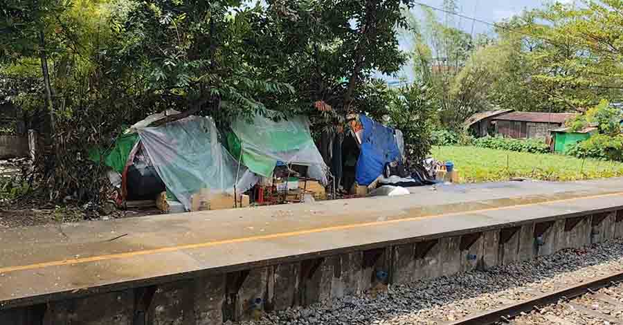 အိမ်ငှားခ မတတ်နိုင်သဖြင့် ရန်ကုန် မြို့ပတ်ရထားလမ်းတလျှောက် နေထိုင်သူ ပိုများလာ