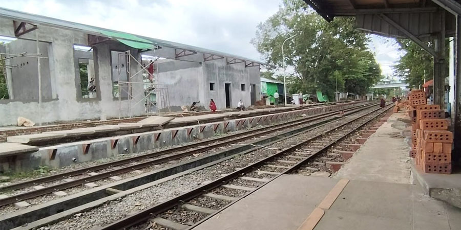 စပိန်ရထားတွဲများအတွက် ပလက်ဖောင်းခုံများ အသစ်ပြန်ဆောက်နေ