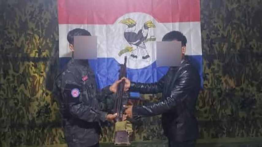 ဟားခါးမြို့ပေါ်က ရဲတပ်ဖွဲ့ဝင် ၁ ဦး လက်နက်ခဲယမ်းများနှင့်အတူ အလင်းဝင်