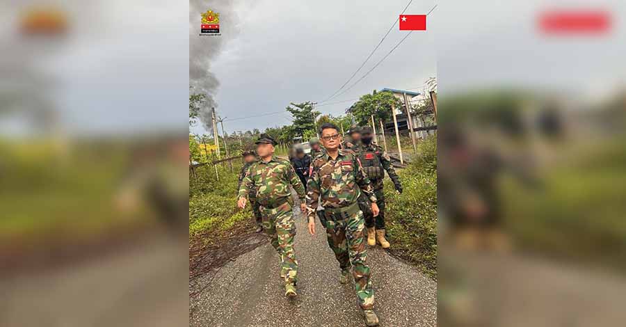 သိမ်းပိုက်ရရှိထားသည့် ပင်လည်ဘူးမြို့ကို NUG ဝန်ကြီး သွားရောက်၊ အောင်ပွဲရ ရဲဘော်များကို အားပေး (ဓာတ်ပုံ)  