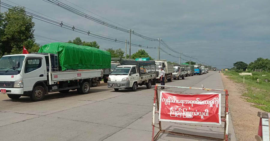 ရန်ကုန်-ပုသိမ်ကားလမ်းတွင် စစ်တပ်က အစစ်ဆေးတင်းကျပ်နေသဖြင့် ကားရာချီ ပိတ်မိနေ