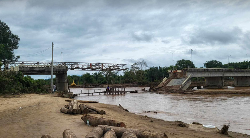 မိုင်းဆတ်တွင် ဆောက်လက်စ နမ့်ခုတ်ဘေလီတံတားပြိုကျ