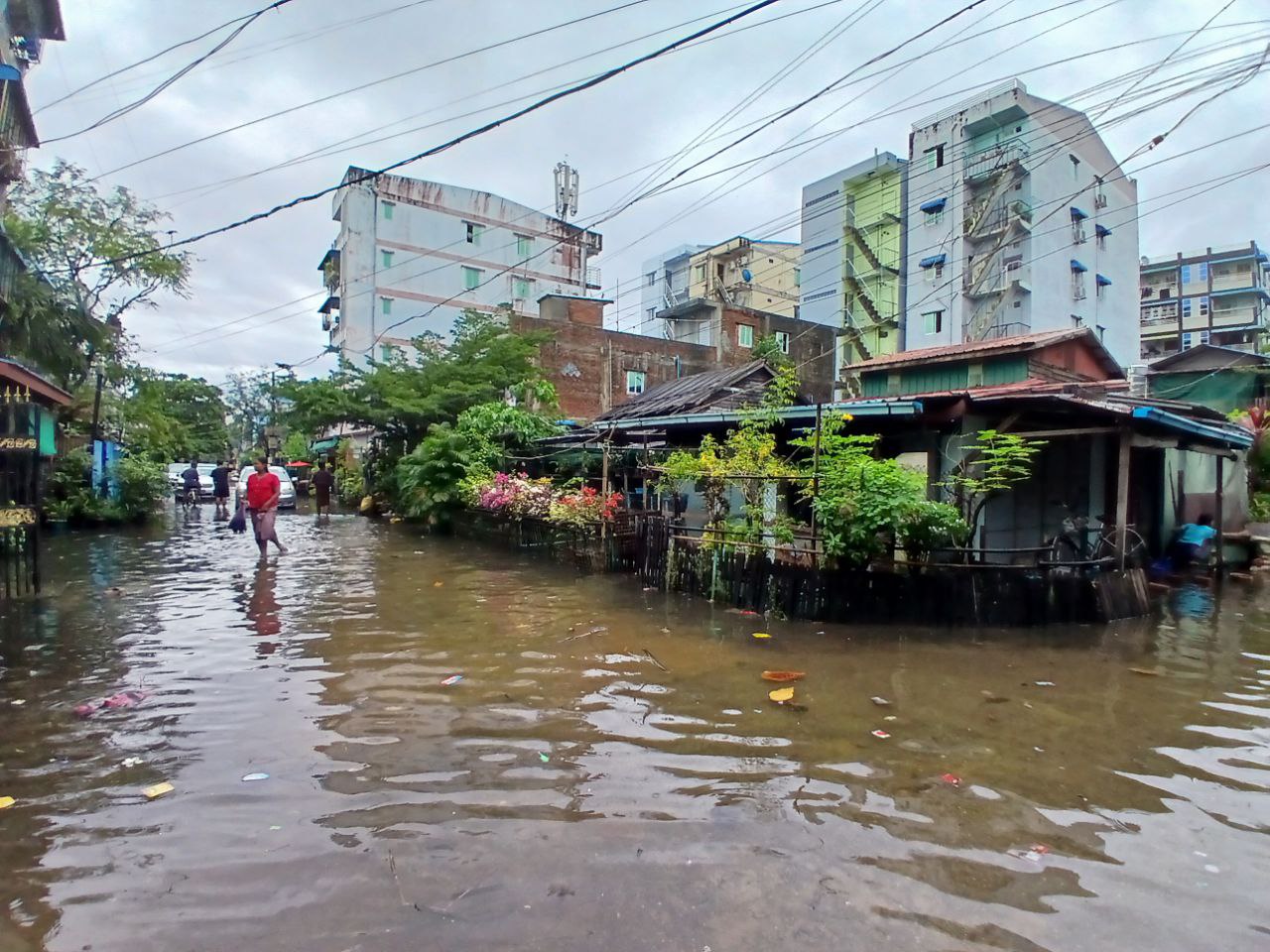 ရန်ကုန်တွင် မိုးသည်းထန်ပြီး မြို့နယ်အချို့ ရေကြီးရေလျှံ (ဓာတ်ပုံ) 