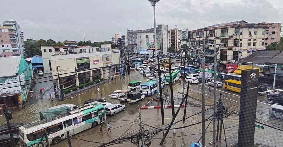 မိုးသည်းထန်စွာရွာသွန်းမှုကြောင့် ရန်ကုန်မြို့ နေရာအများအပြားတွင် ရေကြီးနေ