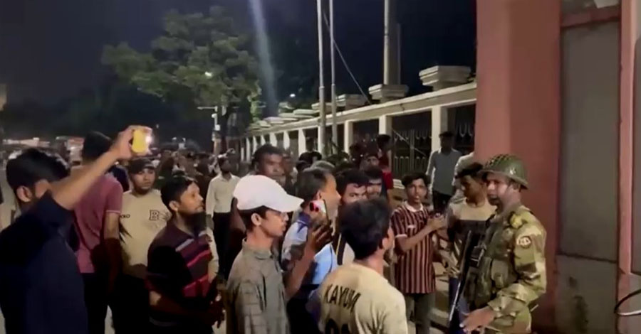 ဘင်္ဂလားဒေ့ရှ် သမ္မတနန်းတော်ကို ဝင်စီးနင်းရန်ကြိုးစားသည့် ဆန္ဒပြသူများနှင့် လုံခြုံရေးတပ်ဖွဲ့ ထိပ်တိုက်တွေ့