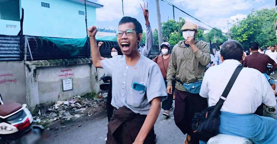 မန္တလေးမြို့ပေါ်တွင် ဒေါက်တာတေဇာဆန်း ဦးဆောင်ပြီး လူထုသပိတ်လှုပ်ရှားမှုပြုလုပ်