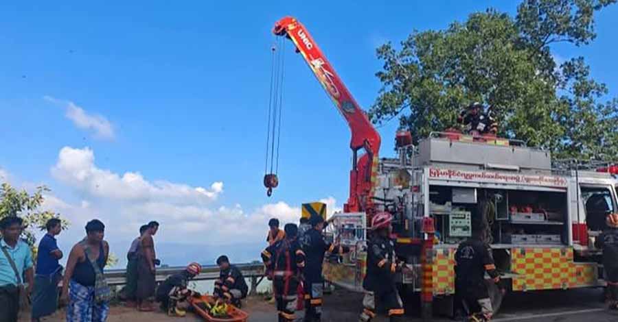 ရွာငံလမ်းပိုင်း၌ ကထိန်ပွဲမှ ပြန်လာသည့်ကား ချောက်ထဲထိုးကျပြီး ခရီးသည် ၇ ဦး သေဆုံး