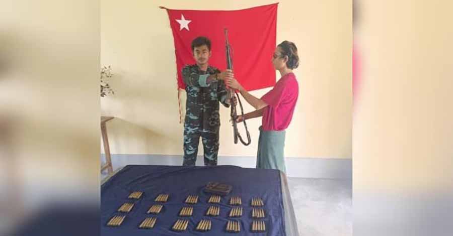 ကမ္မမြို့မရဲစခန်းက ရဲဒုတပ်ကြပ် ၁ ဦး လက်နက်ခဲယမ်းများနှင့်အတူ အလင်းဝင်