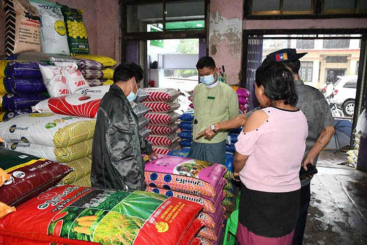 ဧရာဝတီတိုင်းတွင် ဓာတ်မြေသြဇာအရောင်းဆိုင်များကို ရဲနှင့်ပူးပေါင်းအဖွဲ့ စစ်ဆေး
