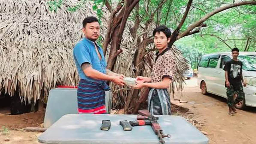 ပခုက္ကူက စစ်ကောင်စီတပ်သား ၂ ဦး လက်နက်ခဲယမ်းများဖြင့် အလင်းဝင်