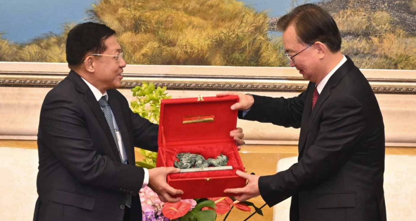တရုတ်ခရီးစဉ်တွင် ပြည်နယ်အဆင့် ပါတီကော်မတီအတွင်းရေးမှူးနှင့် စစ်ခေါင်းဆောင်တွေ့ခွင့်ရ၊ မြန်မာတွင် လျှပ်စစ်ကားလုပ်ငန်း ရင်းနှီးမြှုပ်နှံရန် ဖိတ်ခေါ် 