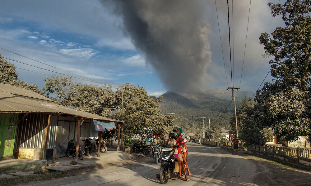 အင်ဒိုနီးရှား လယ်ဝိုတိုဘီ မီးတောင် ထပ်မံပေါက်ကွဲ