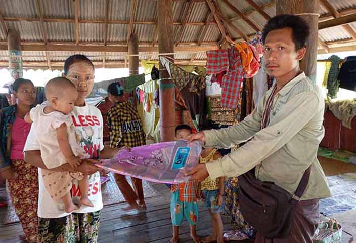 ကောလင်းနယ် စစ်ဘေးရှောင်စခန်းတွင် အမျိုးသမီးများ ဝင်ငွေရရန် လက်မှုပညာသင်တန်းပေး