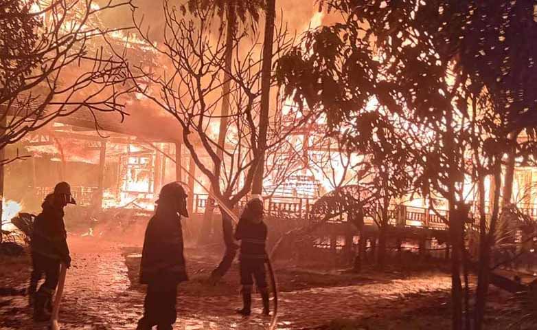 အင်းလေးတွင် မီးပုံးပျံကျပြီး ဟိုတယ်မီးလောင်
