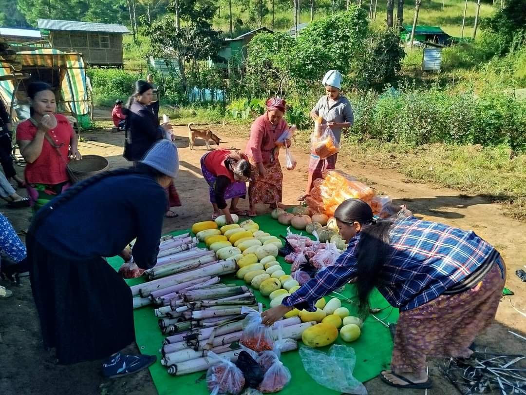 ဒီးမော့ဆိုအနောက်ခြမ်းက စစ်ရှောင်ပြည်သူများအတွက် ခြံထွက်သီးနှံများ မျှဝေ