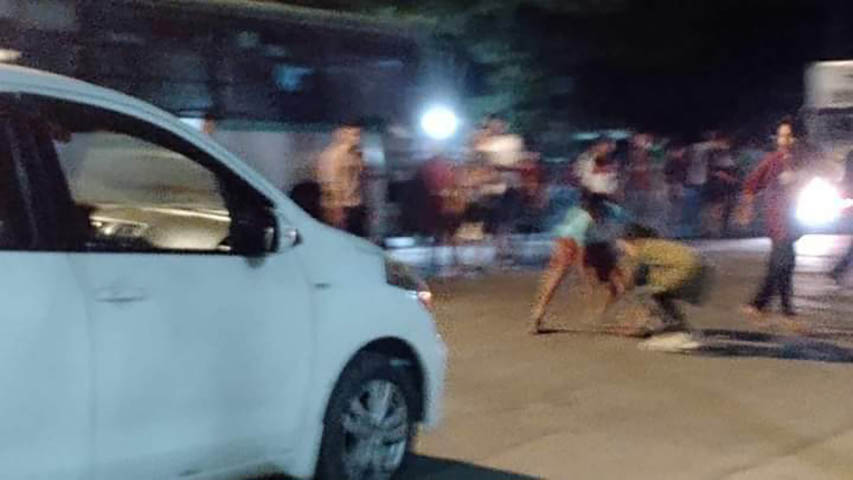 ရန်ကုန်တွင် ပံ့သကူကောက်ရင်း ကားတိုက်ခံရပြီး အမျိုးသမီး ၁ ဦးသေဆုံး