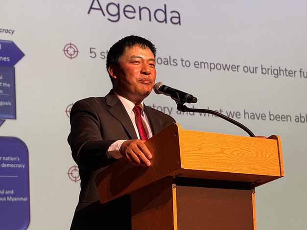 NUG ဝန်ကြီးနှင့် တောင်ပိုင်းကယ်လီဖိုးနီးယား မိသားစုတွေ့ဆုံပွဲ ကျင်းပ၊ စစ်ရှောင်ရန်ပုံငွေ ကန်ဒေါ်လာ ၃၀၀၀၀ ကျော်ရ   
