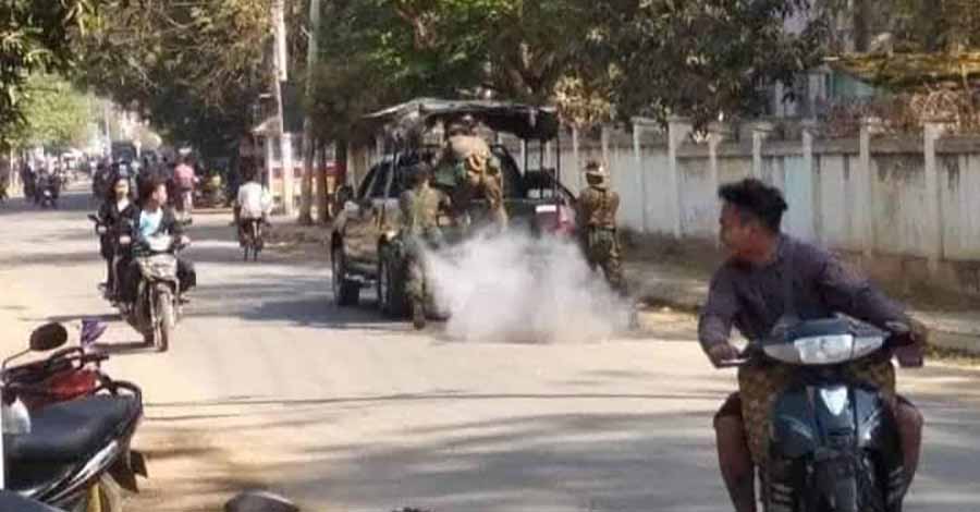 ဖယ်ခုံ စစ်ရှောင် ၁ ဦး မိုင်းနင်းမိ၊ ခင်ဦးမြို့တွင် စစ်တပ်ကပစ်ခတ်သဖြင့် လူငယ် ၁ ဦးသေဆုံး