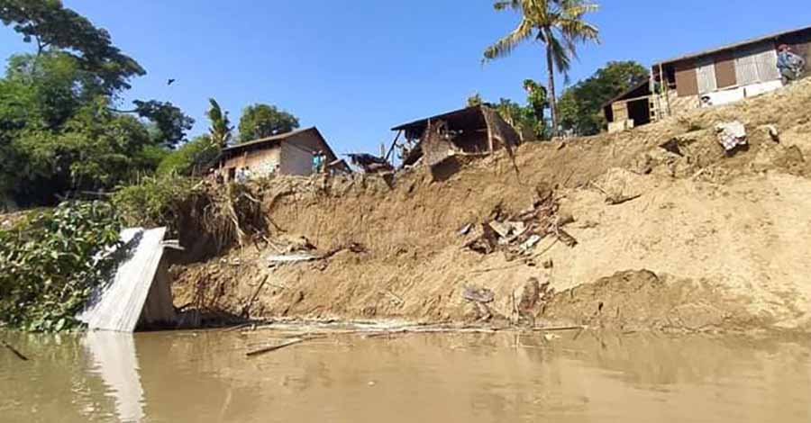 ဧရာဝတီတိုင်း၌ တလအတွင်း မြစ်ရေတိုက်စား ကမ်းပြိုကျသဖြင့် နေအိမ် ၅၀ ထက်မနည်း ရွှေ့ပြောင်းခဲ့ရ 