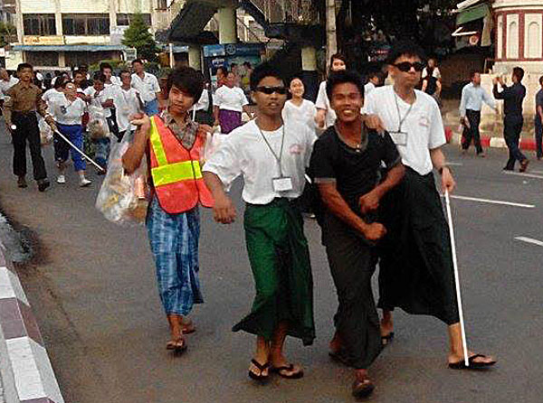 ရန္ကုန္ၿမဳိ႕ေတာ္၀န္ဖလား မ်က္မျမင္လမ္းေလွ်ာက္ပြဲ (ဓာတ္ပုံ)