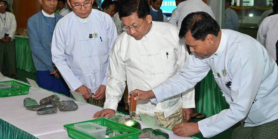 နေပြည်တော်ကျောက်မျက်ပြပွဲတွင် ရောင်းမထွက်သည့် ကျောက်စိမ်းအတွဲအဟောင်းများ ပြသ ရောင်းချ