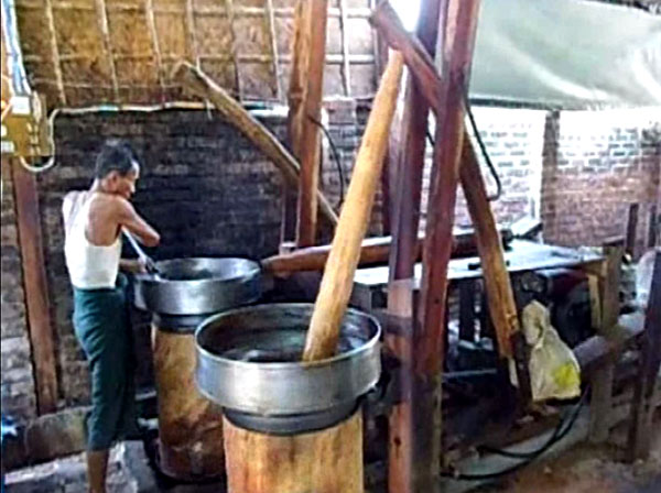 ျပည္တြင္းဆီစက္မ်ား ကုန္ၾကမ္းရွားပါးျပတ္လပ္မႈျဖင့္ ရင္ဆိုင္ေနရ