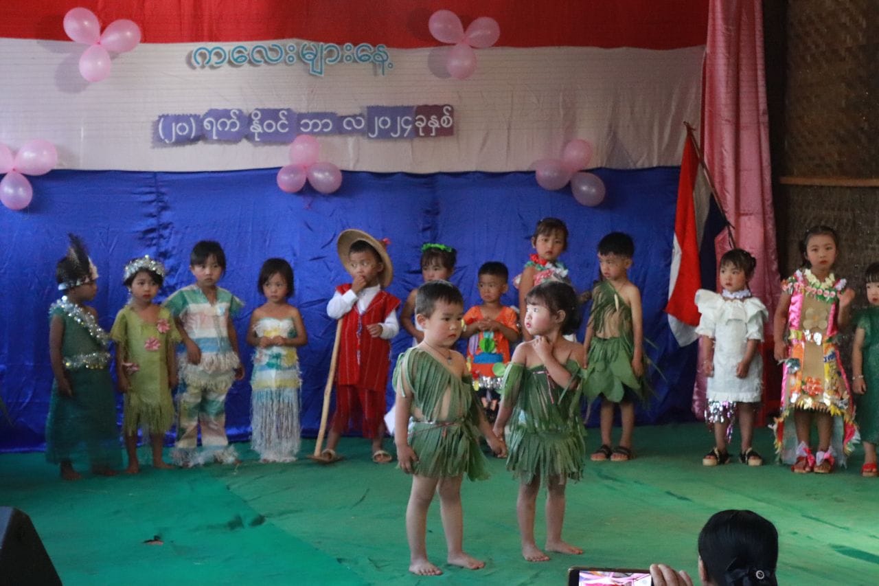 စာသင်ကျောင်းများကို ဗုံးမကြဲရန် ကရင်နီ မူကြိုကလေးများ သရုပ်ပြ (ဓာတ်ပုံ)
