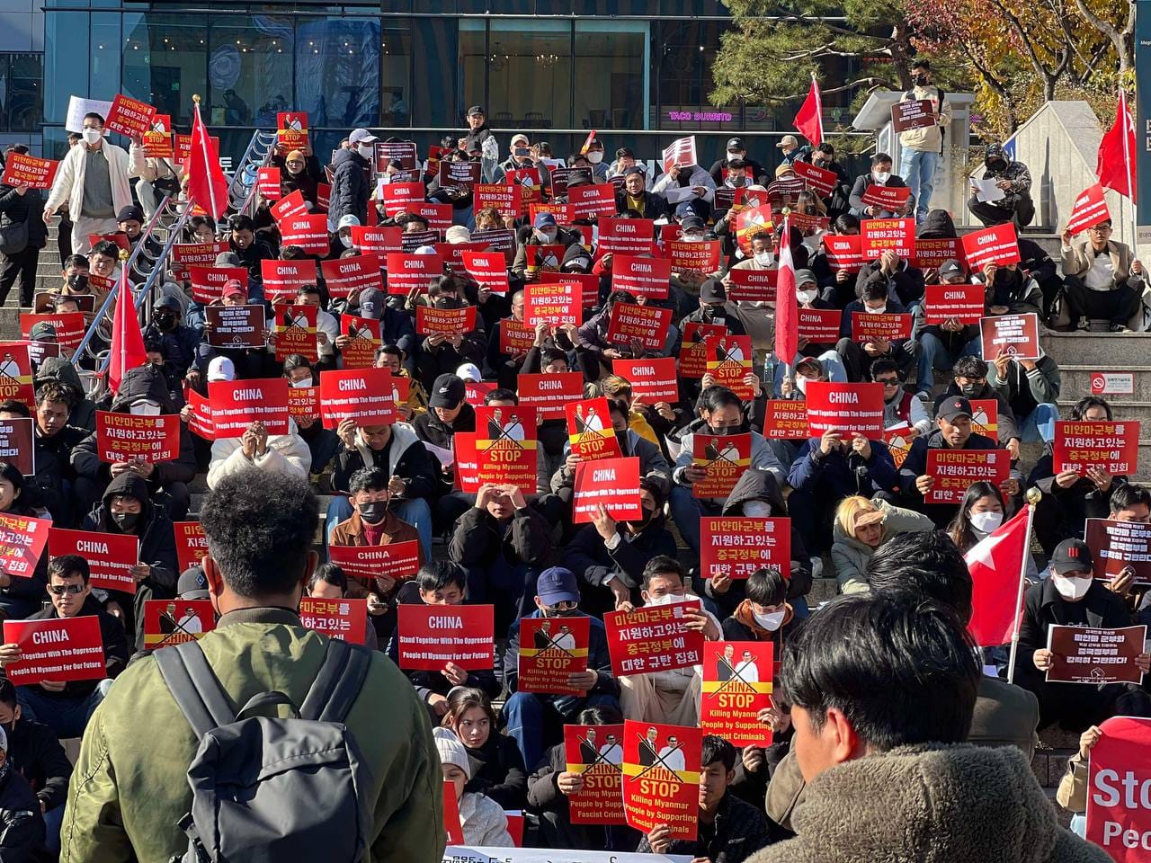 တောင်ကိုရီးယားရောက် မြန်မာများ တရုတ်သံရုံးရှေ့တွင် ဆန္ဒပြ (ဓာတ်ပုံ)