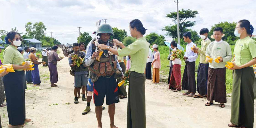 လူသတ်၊ လုယက်၊ ရွာမီးရှို့သည့် ပြည်သူ့စစ်အဖွဲ့ကို စစ်ခေါင်းဆောင်က ရဲဗလဘွဲ့ပေး