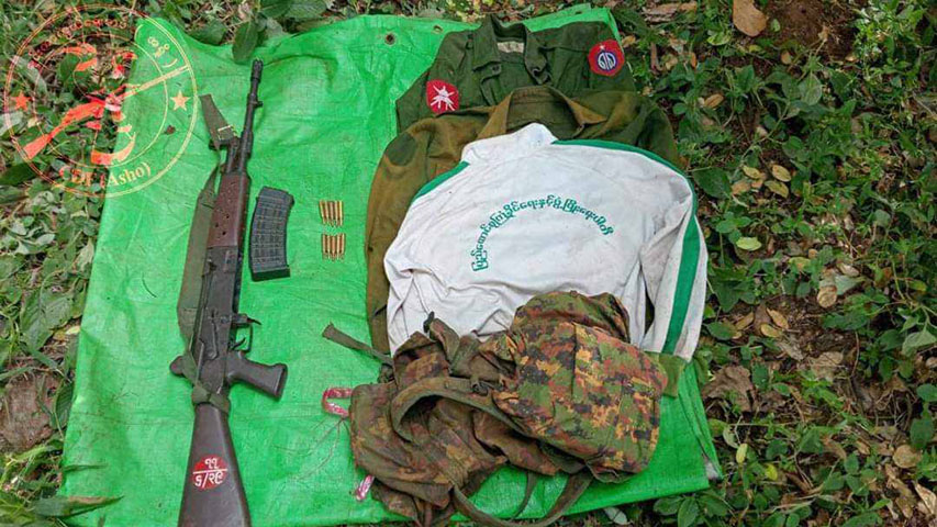 အမ်းကို စစ်ကူပို့မည့်ယာဉ်တန်းအား လုံခြုံရေးယူပေးနေသည့်စစ်သားများ ငဖဲမြို့အနီး တိုက်ခိုက်ခံရ