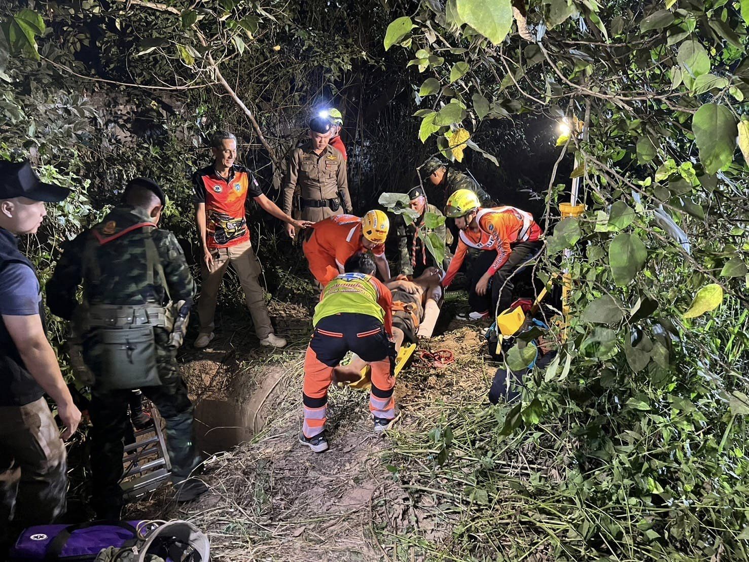 မဲဆောက်တွင် ရေတွင်းဟောင်းထဲ ကျနေသည့် တရုတ်နိုင်ငံသား ၁ ဦးကို ထိုင်းနယ်ခြားစောင့်တပ် ကယ်တင် 